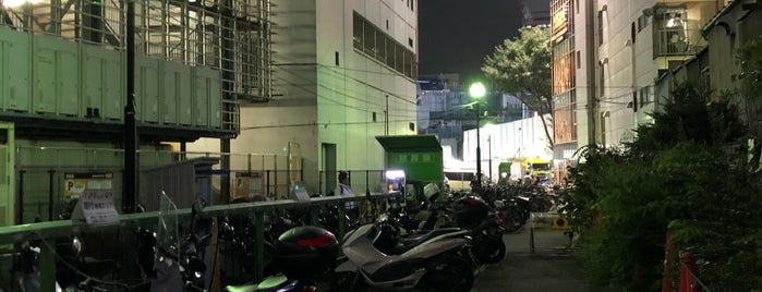 宮下公園第二バイク駐車場 is one of 都内 バイク置き場.