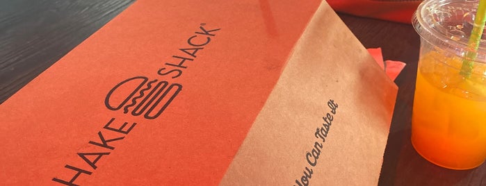 Shake Shack is one of Tempat yang Disukai Rocio.