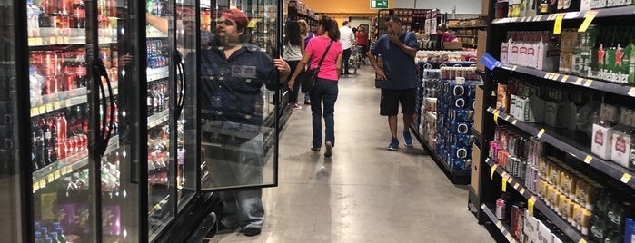 Walmart Constitución is one of Supermercados Y Ferreterias.