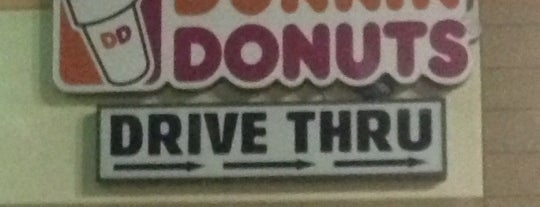 Dunkin' is one of สถานที่ที่ Lizzie ถูกใจ.