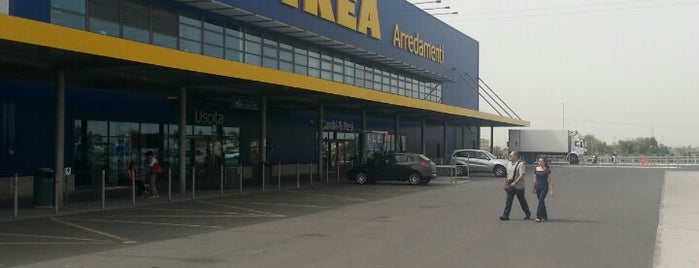 IKEA is one of Locais salvos de Daniele.