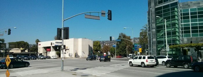 Beverly Center 105/705/14/37 Bus Stop is one of Walter 님이 좋아한 장소.
