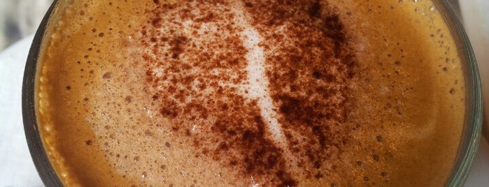 Costa Coffee is one of Lugares favoritos de Matt.
