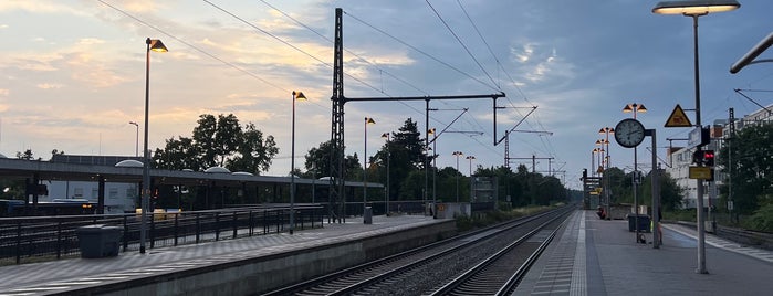 S+U Moosach is one of München - Passau (Donau-Isar-Express).