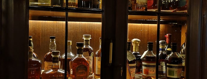 Buccaneers Rum & Cocktails is one of Jayvee'nin Beğendiği Mekanlar.