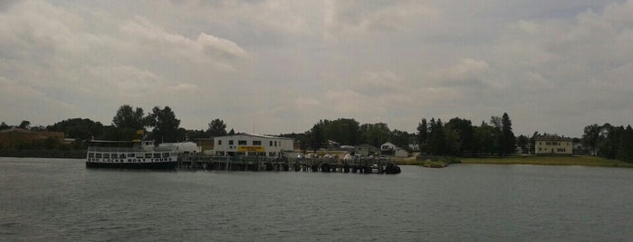 Original Soo Locks Boat Tours Dock #1 is one of Lugares favoritos de Phyllis.