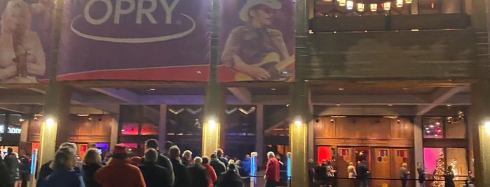 Center Stage at the Opry is one of Lugares favoritos de Mike.