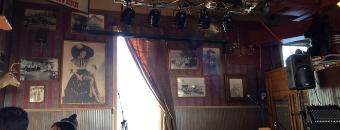 The Oxford Saloon is one of Melindaさんのお気に入りスポット.