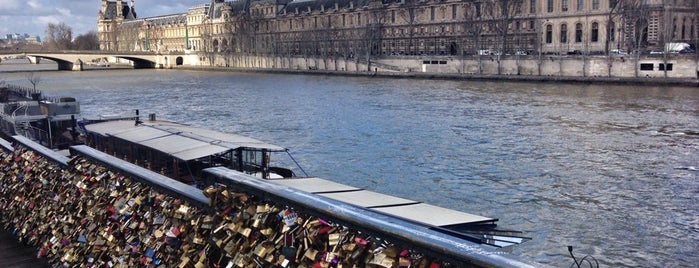 Pont des Arts is one of Paris.