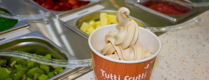 Tutti Frutti Frozen Yogurt is one of Кафешки..