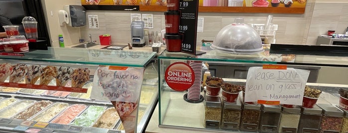 Cold Stone Creamery is one of Locais curtidos por Liz.