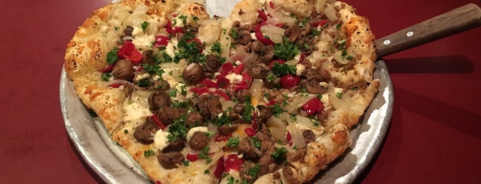Me-N-Ed's Pizza Parlor is one of Posti che sono piaciuti a Matthew.