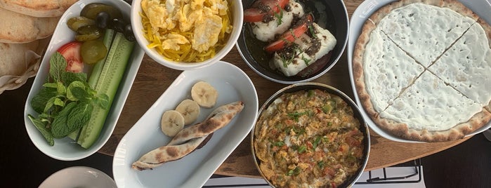 Shoo Fee Ma Fee Restaurant is one of Hajar'ın Beğendiği Mekanlar.