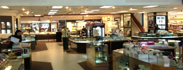 The Zon Duty Free Shopping Complex is one of Lieux qui ont plu à Melvin.
