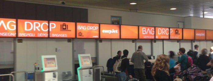 Easyjet Bag Drop Queue is one of Vitoさんのお気に入りスポット.