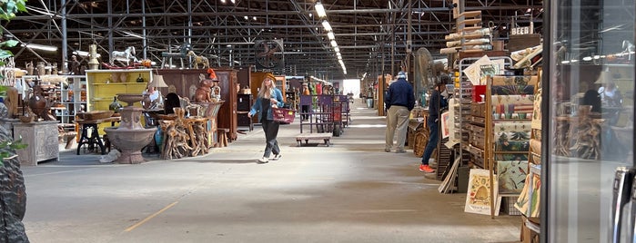 Antique Tobacco Barn is one of Asheville.