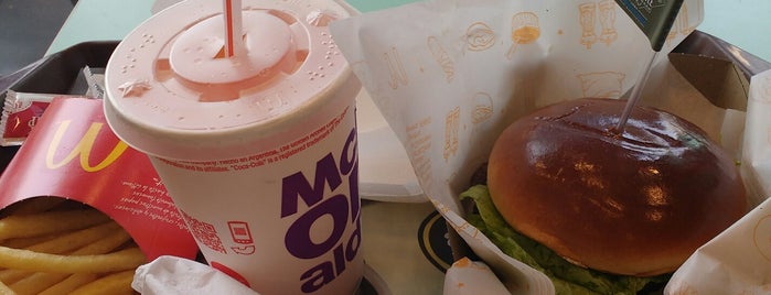 McDonald's is one of Lugares para comer.