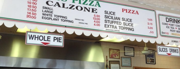 M&S Pizza is one of Posti salvati di Lizzie.
