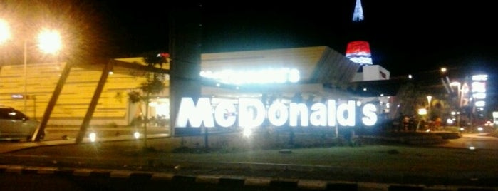 McDonald's & McCafé is one of Lieux qui ont plu à Nur.