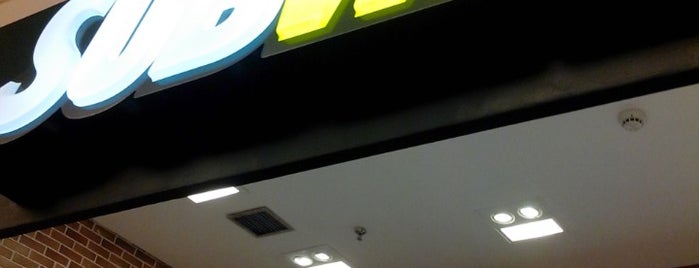 Subway is one of Tempat yang Disukai Kamila.