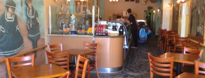 Cafe Bonaparte is one of Lugares favoritos de warrent.