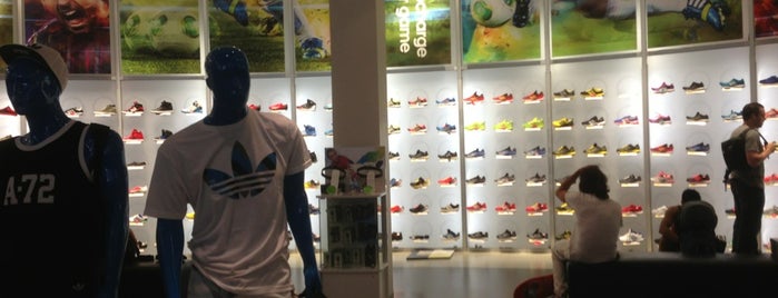 adidas Sport Performance is one of Lugares favoritos de warrent.