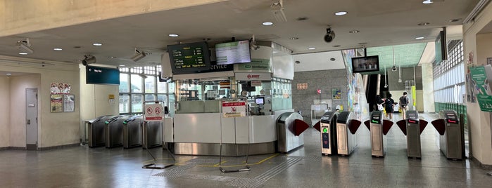 Kembangan MRT Station (EW6) is one of Singapur.