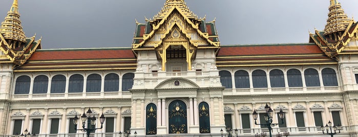 Chakri Maha Prasat Throne Hall is one of Vladimir 님이 저장한 장소.