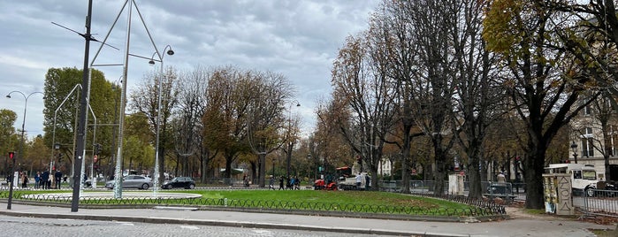 Arrêt Rond-point des Champs-Élysées [28,42,73,80,83,93] is one of Paříž.