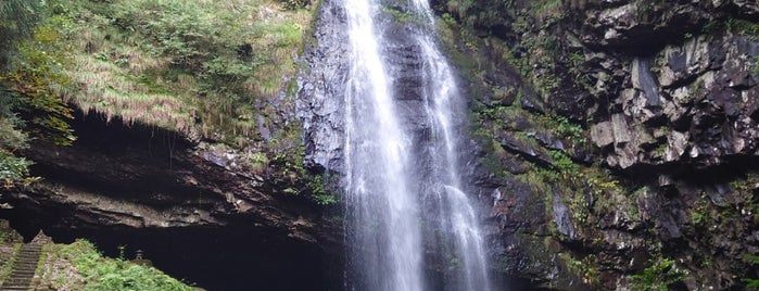 龍頭が滝 is one of 日本の滝百選.