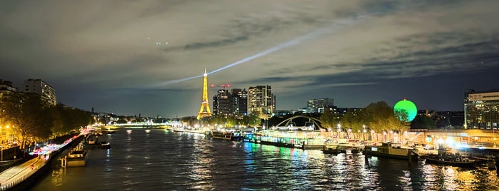 Pont du Garigliano is one of Must-visit Great Outdoors in Paris.