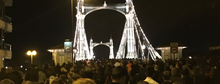 Albert Bridge is one of Tempat yang Disukai Viki.