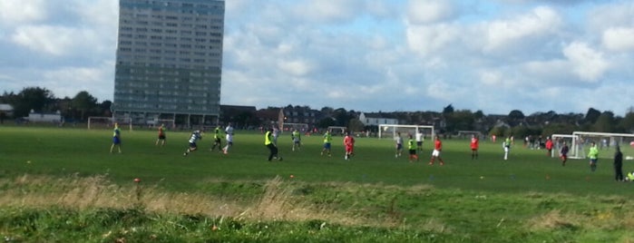 Wanstead Flats Playing Fields is one of Lugares favoritos de Tim.