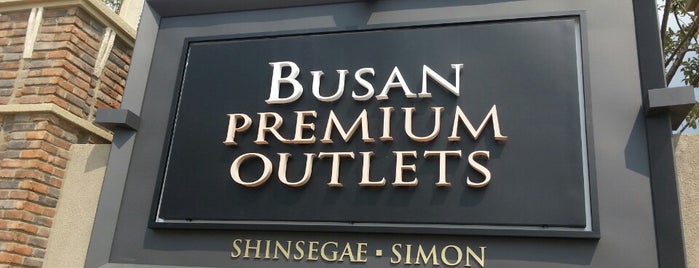 Shinsegae Busan Premium Outlet is one of Orte, die Dewy gefallen.