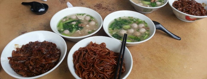 Kedai Kopi Jia Siang 家香生肉面 is one of 猪肉/丸/饼粉 （Pork Meat/ Ball/ Cake Noodle).