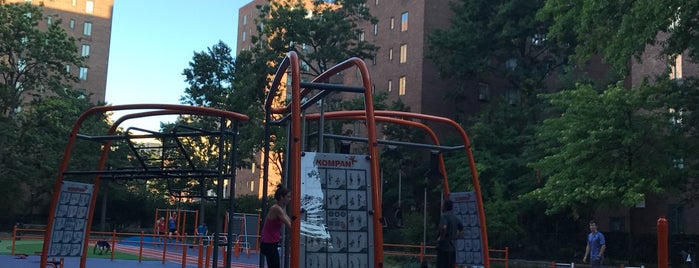 Stuytown Outdoor Fitness Park is one of Lugares favoritos de Justin.