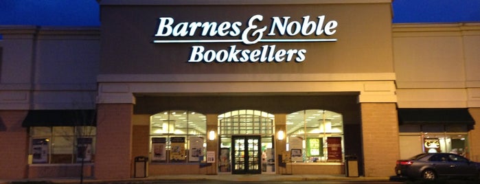 Barnes & Noble is one of Lieux qui ont plu à Christopher.