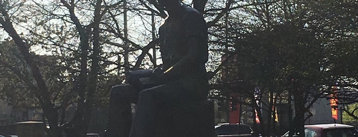 Abe Lincoln Statue is one of Tempat yang Disukai Robert.