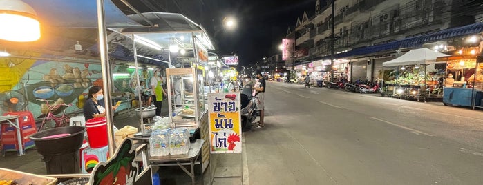 Pad Thai Street is one of Chumporn.