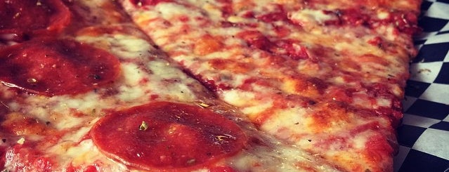D'Amore's Famous Pizza is one of Locais curtidos por Rozell.