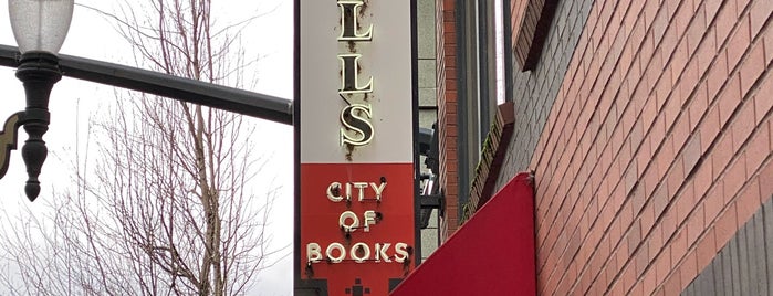 Powell's City of Books is one of Tempat yang Disukai John.