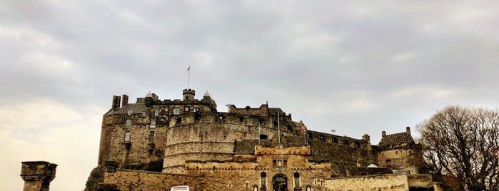 Edinburgh Castle is one of Orte, die John gefallen.