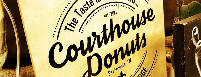 Courthouse Donuts is one of Lugares favoritos de John.