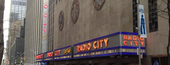 Radio City Music Hall is one of Lieux qui ont plu à Nicole.