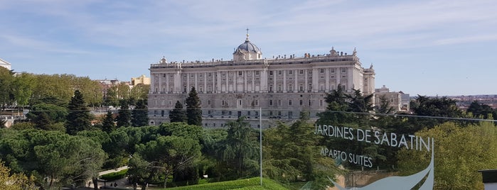 Apartosuites Jardines de Sabatini Madrid is one of Azoteas de Madrid.