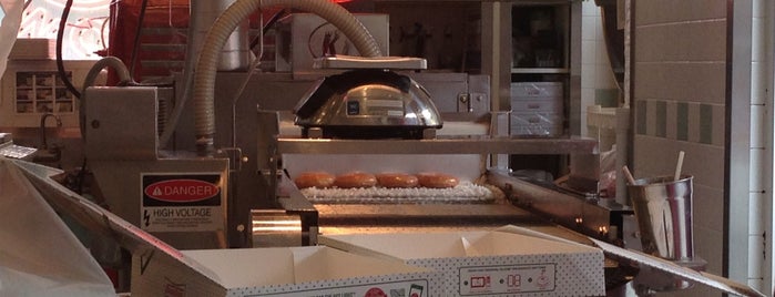 Krispy Kreme Doughnuts is one of Lugares favoritos de Leandro.