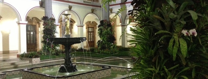 Palacio de Miraflores is one of สถานที่ที่ José ถูกใจ.