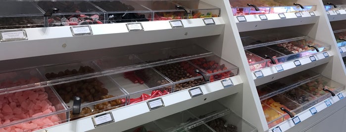 Karameller Candy Shop Inc. is one of Tempat yang Disukai Fabio.