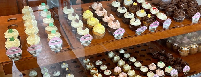 Clever Cupcakes is one of Places to go with Andrea.