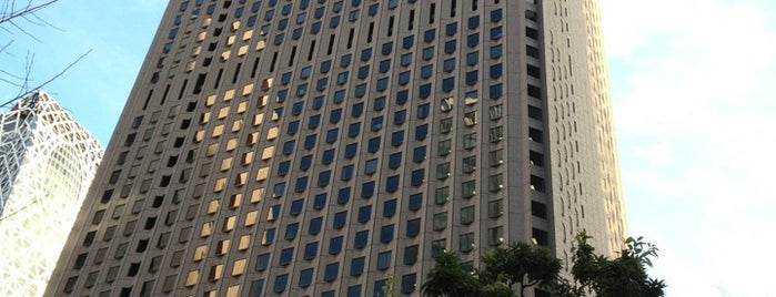 Shinjuku Center Building is one of Lugares favoritos de Hiroshi.